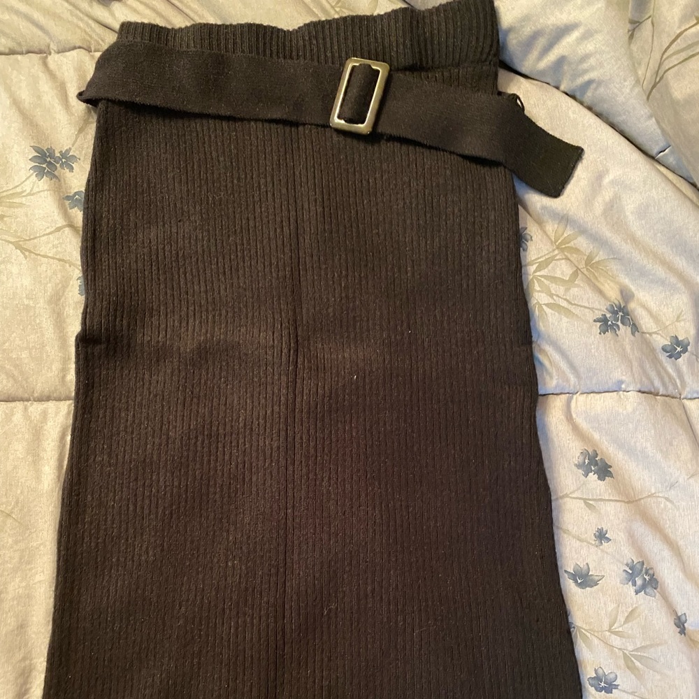 Black knit skirt with stretchy belt